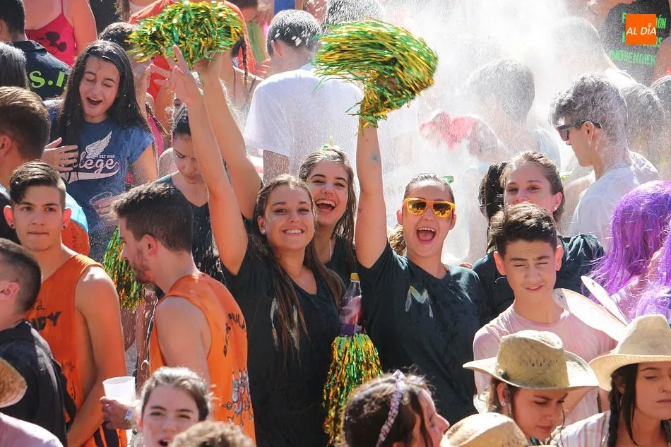 Foto 3 - Un millar de pe&ntilde;istas dan inicio a los festejos en el chupinazo de Guijuelo