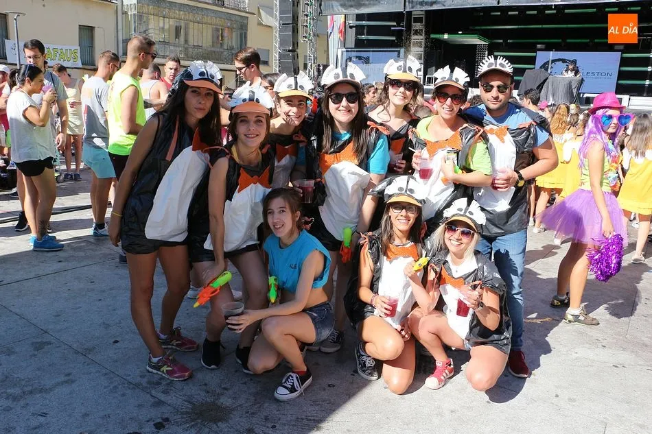 Foto 2 - Un millar de pe&ntilde;istas dan inicio a los festejos en el chupinazo de Guijuelo