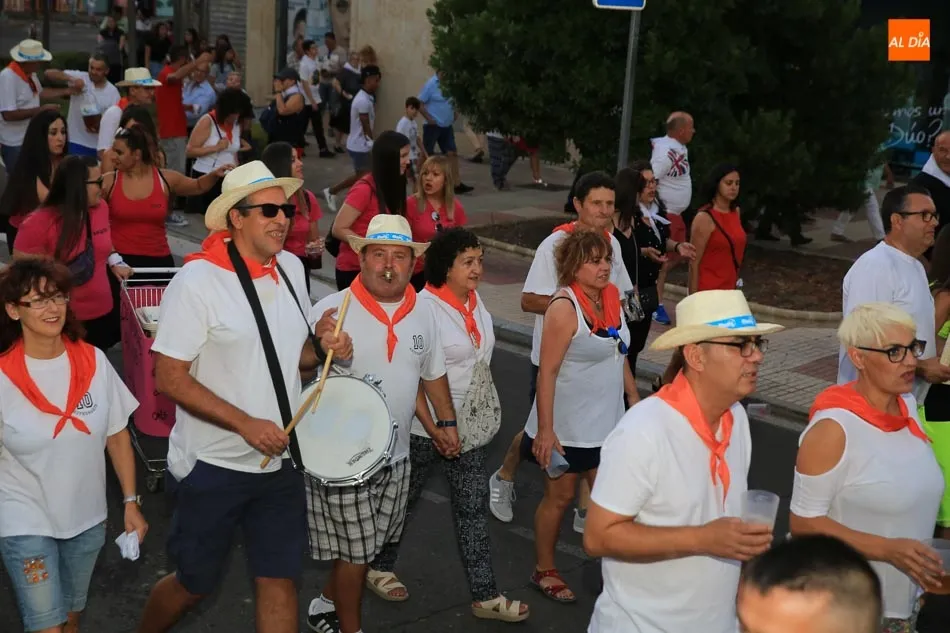 Foto 2 - Carbajosa estalla en fiestas con el chupinazo, el preg&oacute;n de Leopoldo Reguera y el desfile de pe&ntilde;as