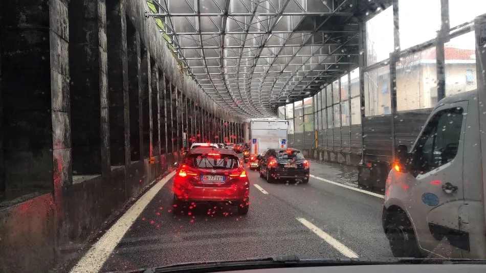 Foto 2 - Dos j&oacute;venes mirobrigenses iban camino del puente derrumbado en G&eacute;nova  