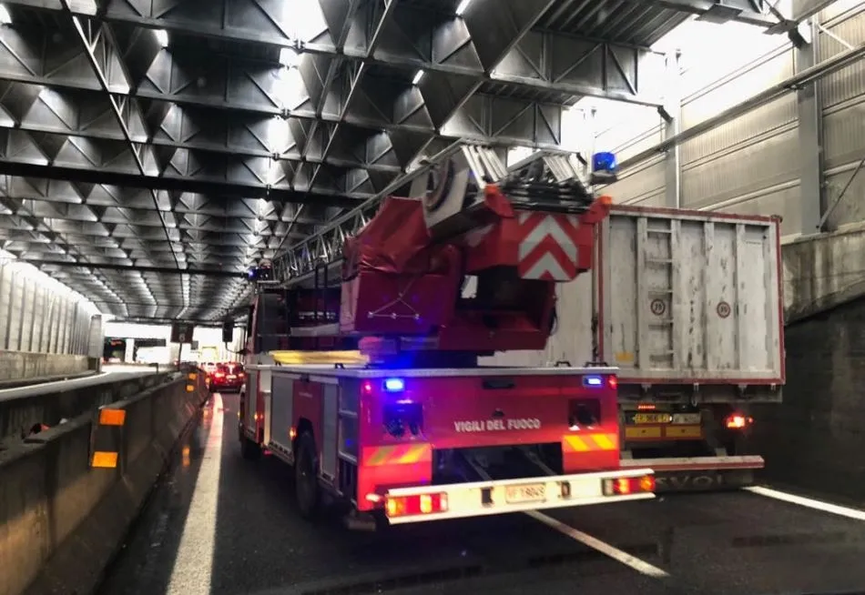 Camión de Bomberos en uno de los accesos al puente de Génova