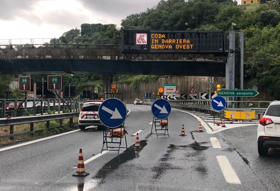 Foto 3 - Dos j&oacute;venes mirobrigenses iban camino del puente derrumbado en G&eacute;nova  