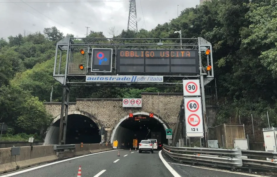 Foto 4 - Dos j&oacute;venes mirobrigenses iban camino del puente derrumbado en G&eacute;nova  