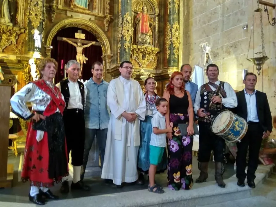 Los cantalpineses muestran en la ofrenda floral su fervor por la Virgen de la Asunción