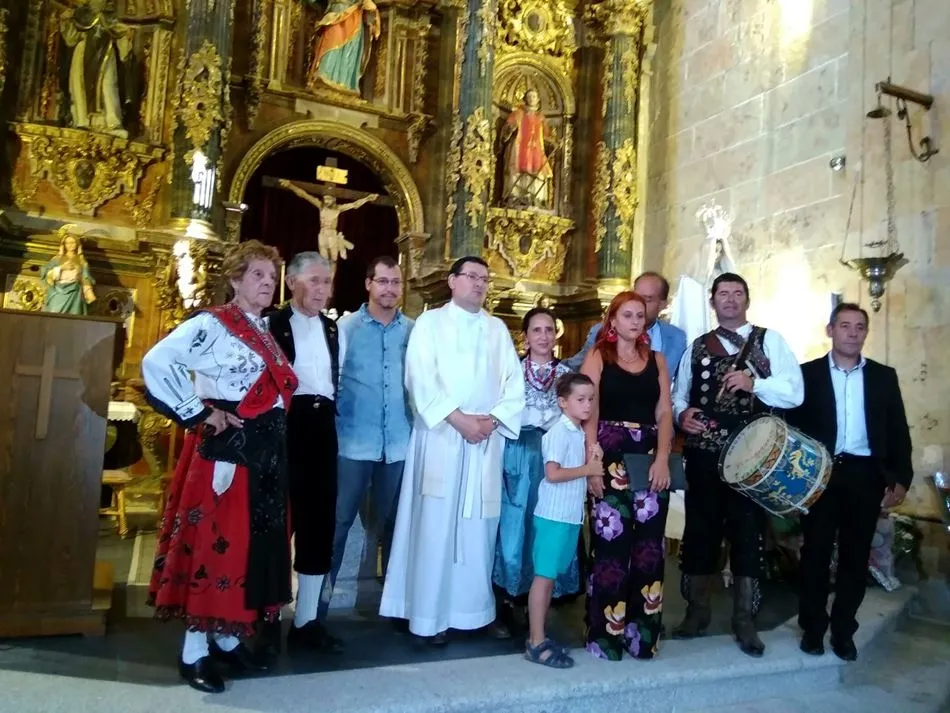 Foto 9 - Los cantalpineses muestran en la ofrenda floral su fervor por la Virgen de la Asunci&oacute;n