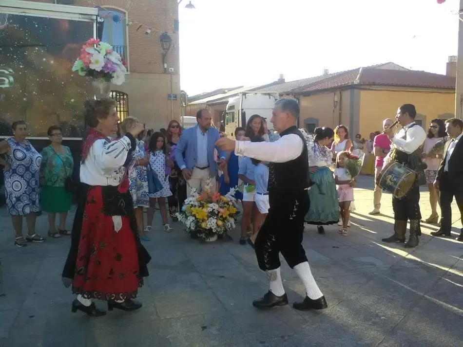 Foto 8 - Los cantalpineses muestran en la ofrenda floral su fervor por la Virgen de la Asunci&oacute;n