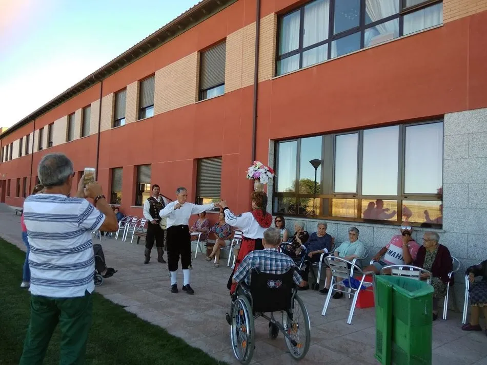 Foto 7 - Los cantalpineses muestran en la ofrenda floral su fervor por la Virgen de la Asunci&oacute;n
