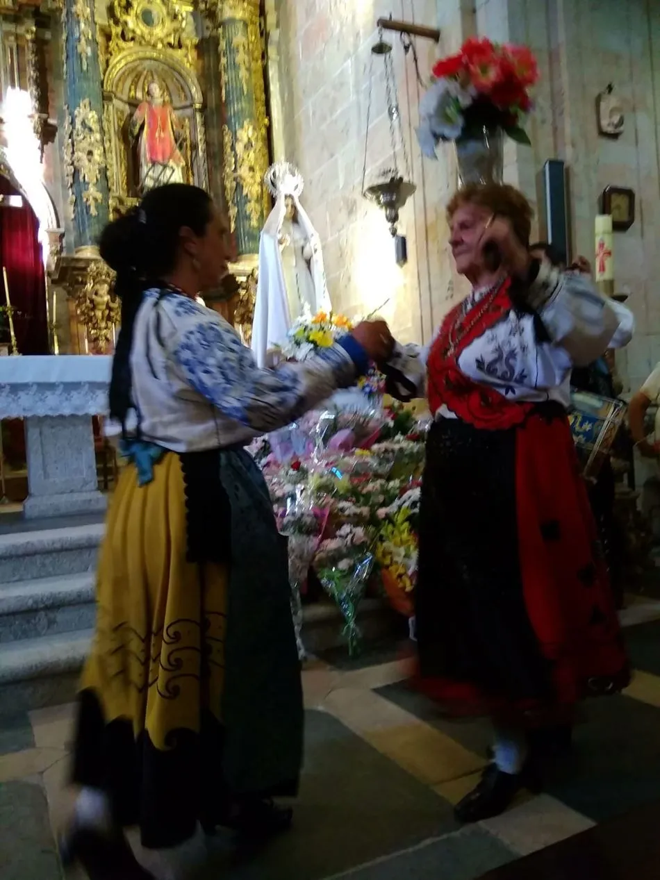 Foto 6 - Los cantalpineses muestran en la ofrenda floral su fervor por la Virgen de la Asunci&oacute;n