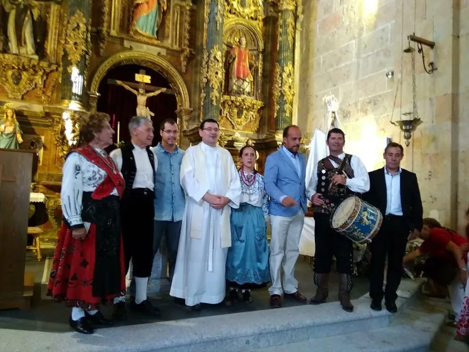 Foto 4 - Los cantalpineses muestran en la ofrenda floral su fervor por la Virgen de la Asunci&oacute;n