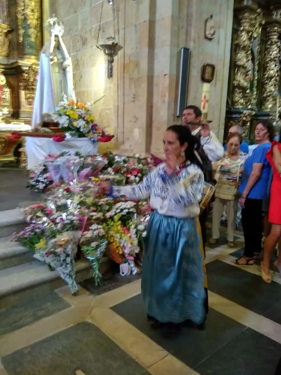 Foto 3 - Los cantalpineses muestran en la ofrenda floral su fervor por la Virgen de la Asunci&oacute;n