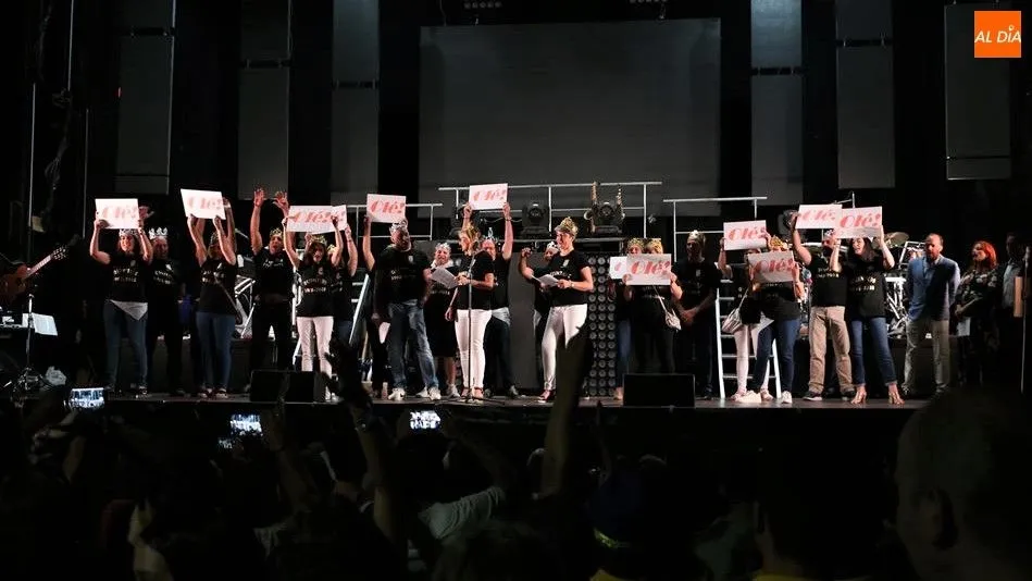 Los Quintos animan con sus carteles a gritar ole