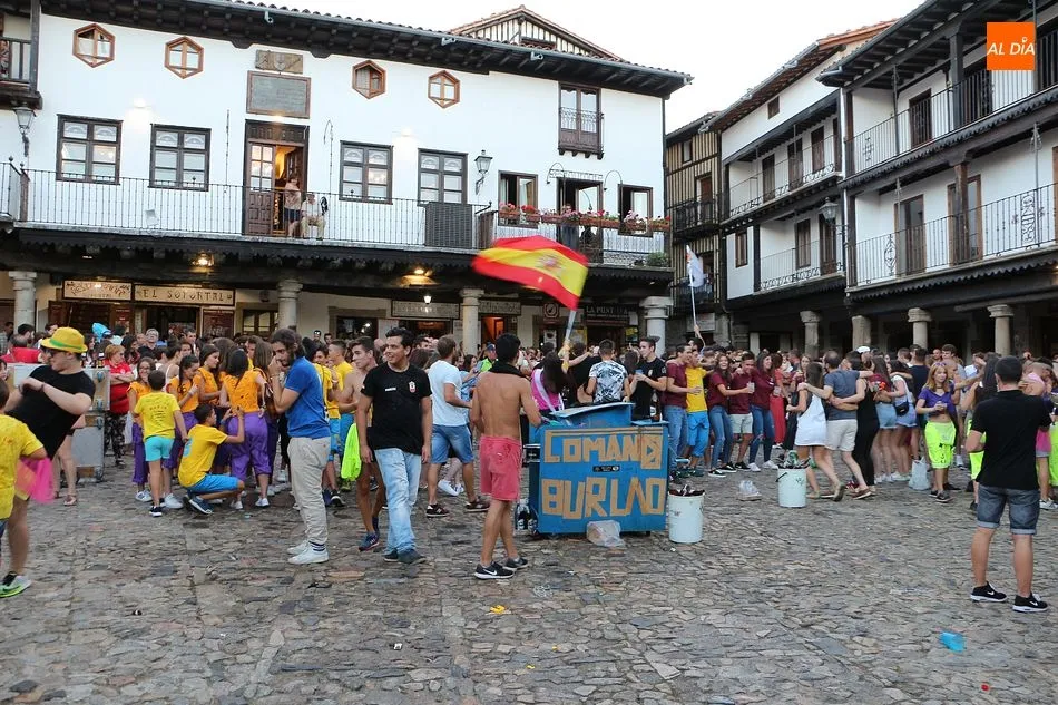 Foto 9 - La Plaza Mayor vibra de emoci&oacute;n con el chupinazo y el preg&oacute;n
