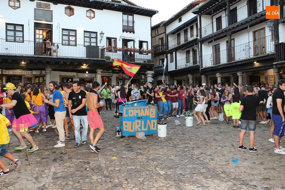 Foto 7 - La Plaza Mayor vibra de emoci&oacute;n con el chupinazo y el preg&oacute;n