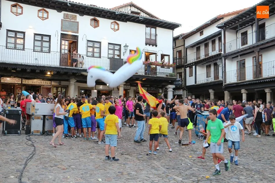 Foto 5 - La Plaza Mayor vibra de emoci&oacute;n con el chupinazo y el preg&oacute;n