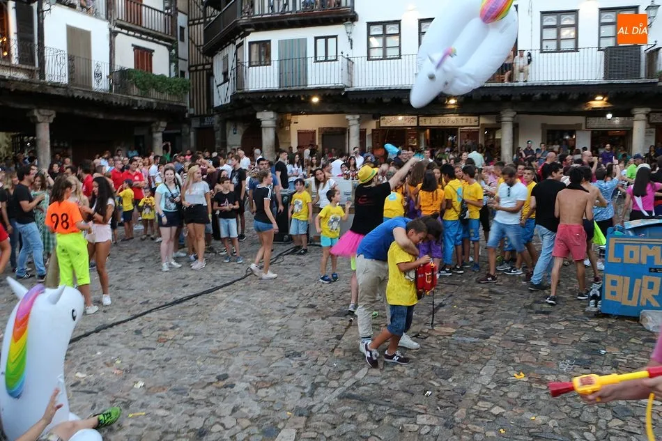 Foto 4 - La Plaza Mayor vibra de emoci&oacute;n con el chupinazo y el preg&oacute;n