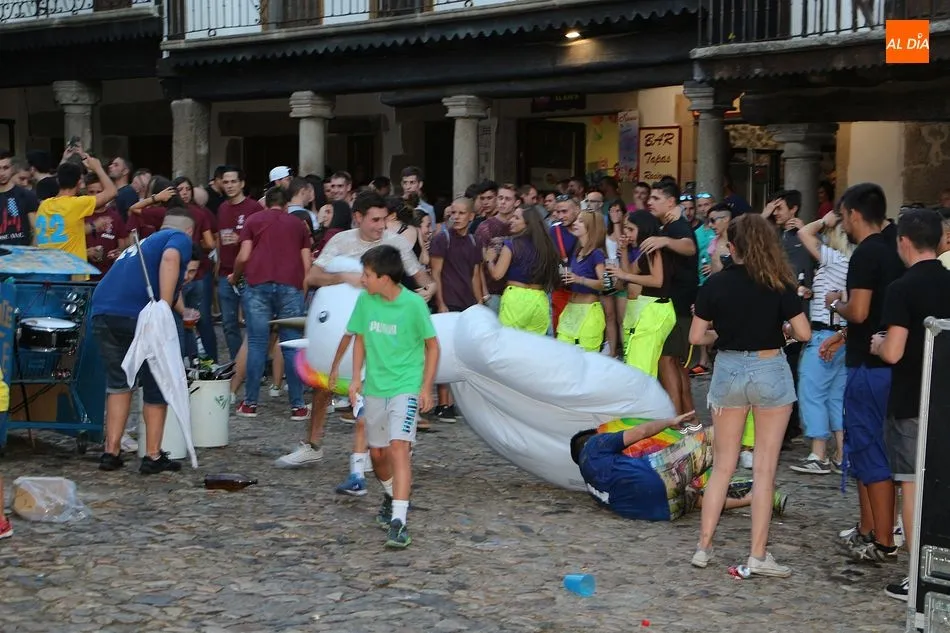 Foto 3 - La Plaza Mayor vibra de emoci&oacute;n con el chupinazo y el preg&oacute;n