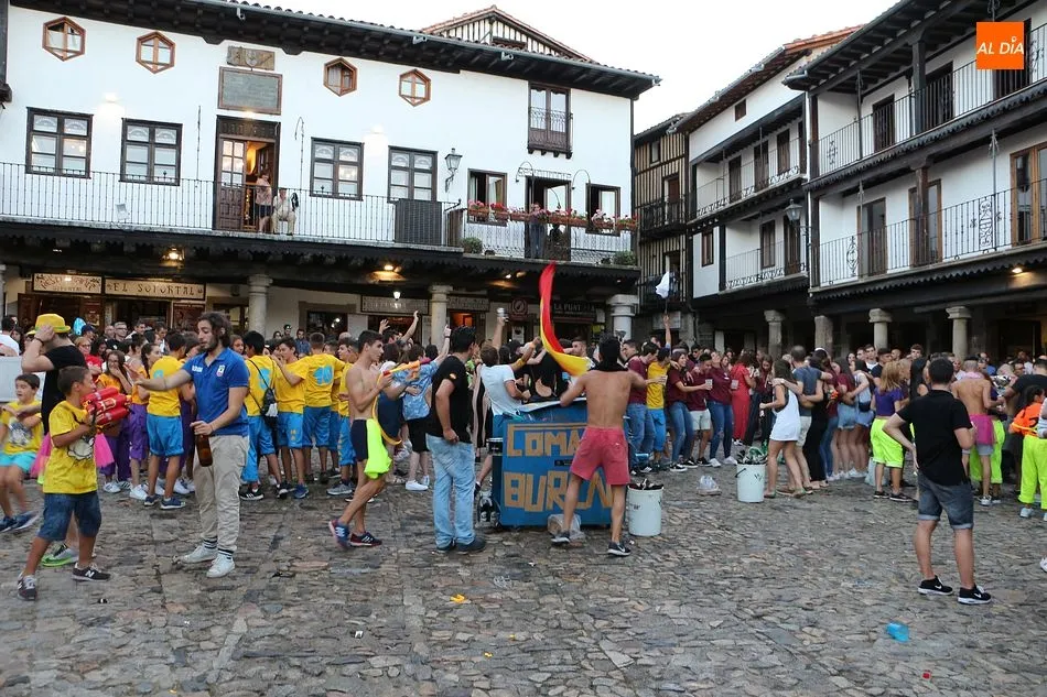 Foto 2 - La Plaza Mayor vibra de emoci&oacute;n con el chupinazo y el preg&oacute;n
