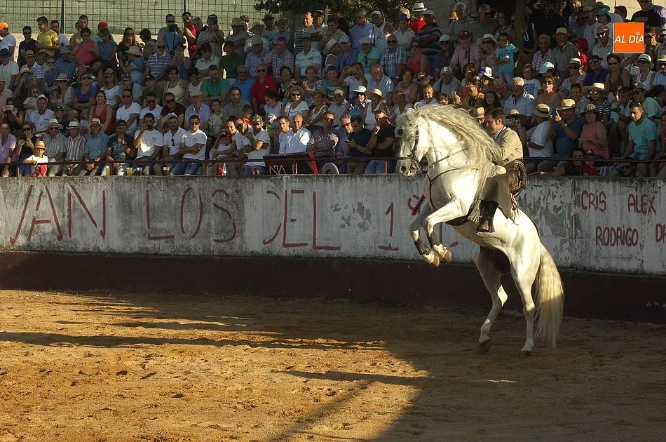 Foto 8 - La plaza de Robleda, a reventar para presenciar el espect&aacute;culo de rejones de sus fiestas  