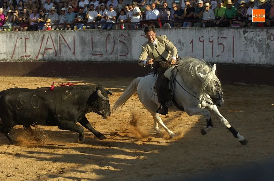 Foto 5 - La plaza de Robleda, a reventar para presenciar el espect&aacute;culo de rejones de sus fiestas  