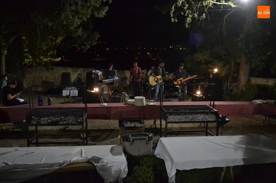 Foto 2 - Sr. Hyde refuerza la barbacoa de los fuegos artificiales del Parador, que agot&oacute; las plazas  