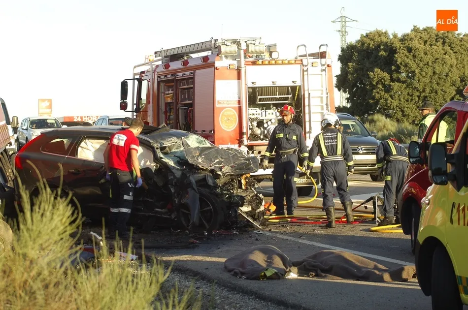 Los Bomberos intervinieron para excarcelar los cuerpos de los dos fallecidos/Fotos: Adrián Martín