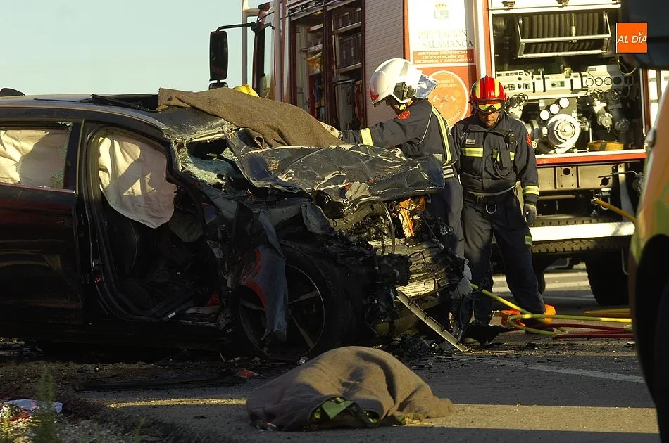 Foto 11 - Mueren dos j&oacute;venes al chocar de frente su coche contra un cami&oacute;n  