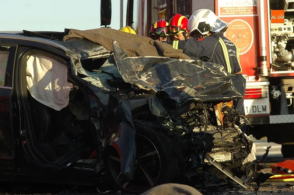 Foto 10 - Mueren dos j&oacute;venes al chocar de frente su coche contra un cami&oacute;n  