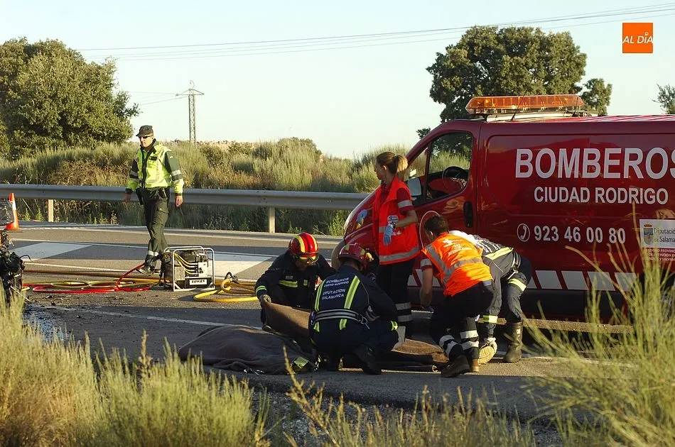 Foto 9 - Mueren dos j&oacute;venes al chocar de frente su coche contra un cami&oacute;n  
