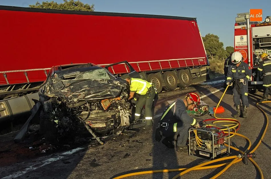 Foto 8 - Mueren dos j&oacute;venes al chocar de frente su coche contra un cami&oacute;n  