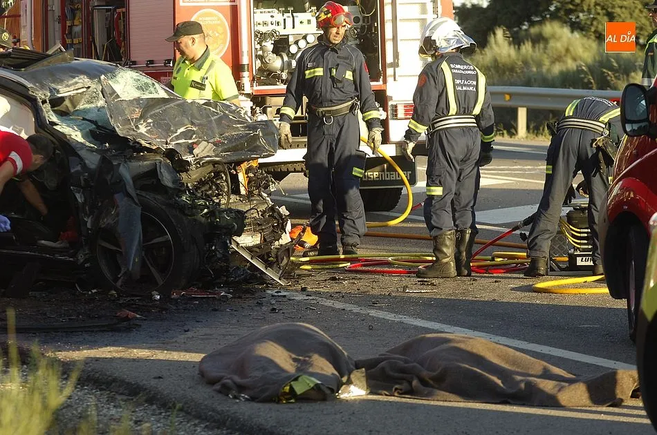 Foto 7 - Mueren dos j&oacute;venes al chocar de frente su coche contra un cami&oacute;n  