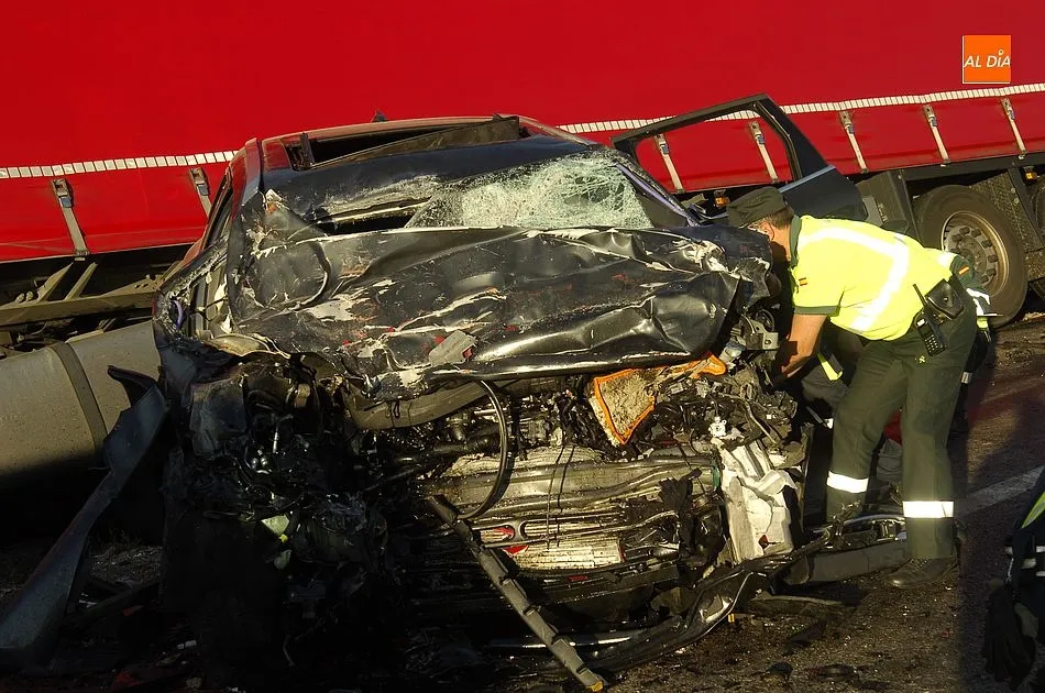 Foto 6 - Mueren dos j&oacute;venes al chocar de frente su coche contra un cami&oacute;n  