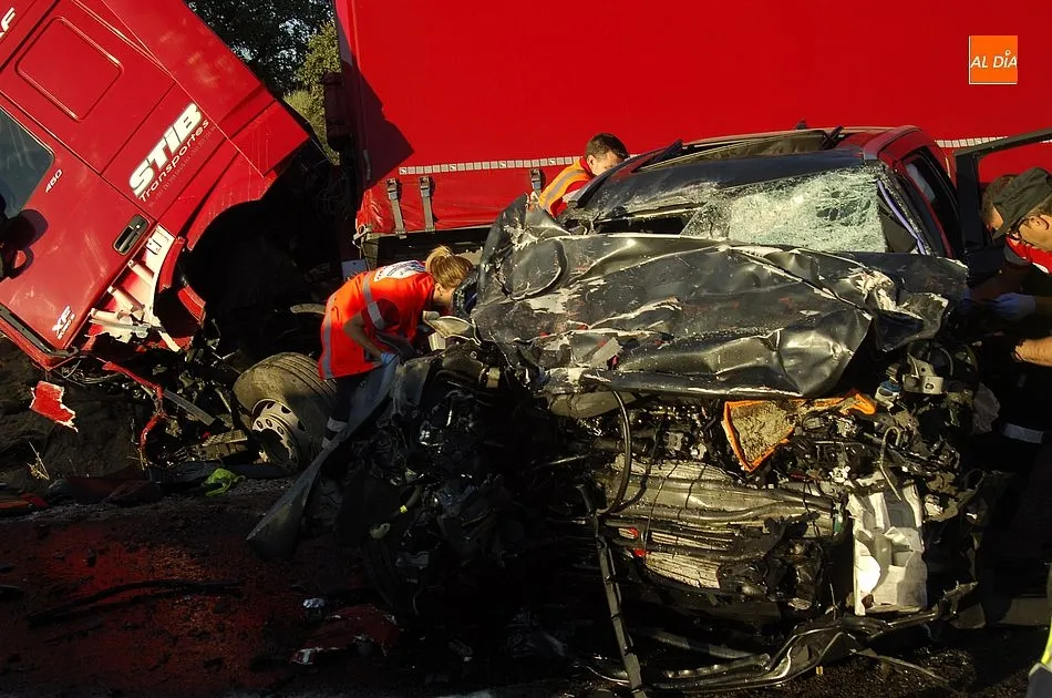 Foto 5 - Mueren dos j&oacute;venes al chocar de frente su coche contra un cami&oacute;n  