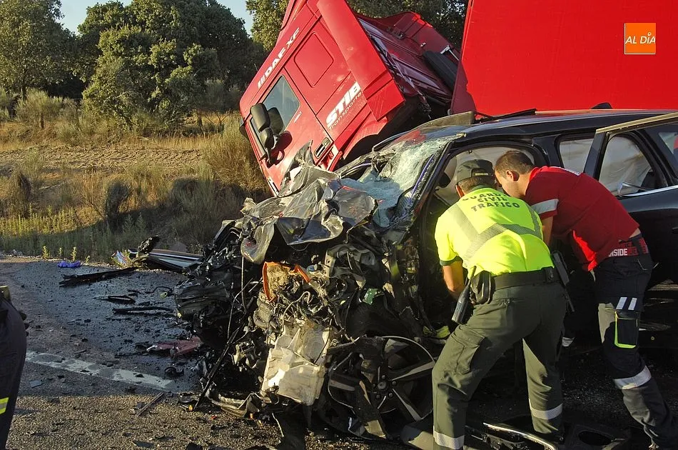 Foto 4 - Mueren dos j&oacute;venes al chocar de frente su coche contra un cami&oacute;n  