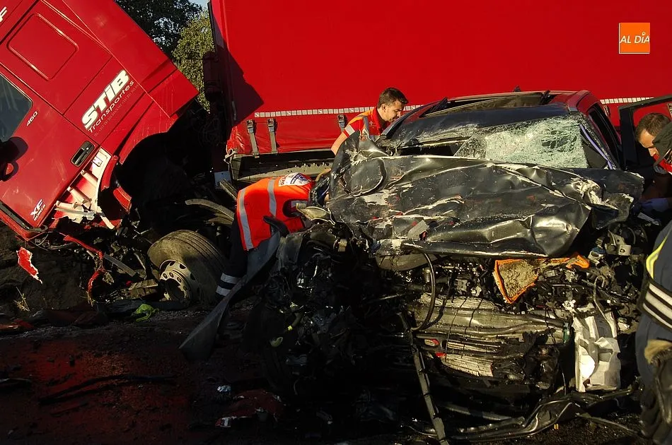Foto 3 - Mueren dos j&oacute;venes al chocar de frente su coche contra un cami&oacute;n  