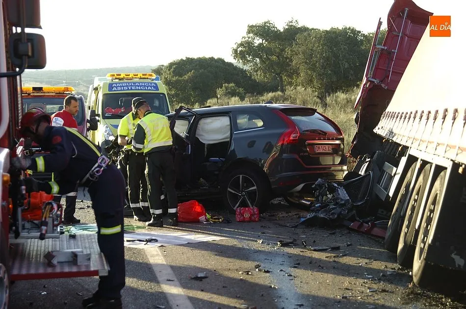 Foto 2 - Mueren dos j&oacute;venes al chocar de frente su coche contra un cami&oacute;n  