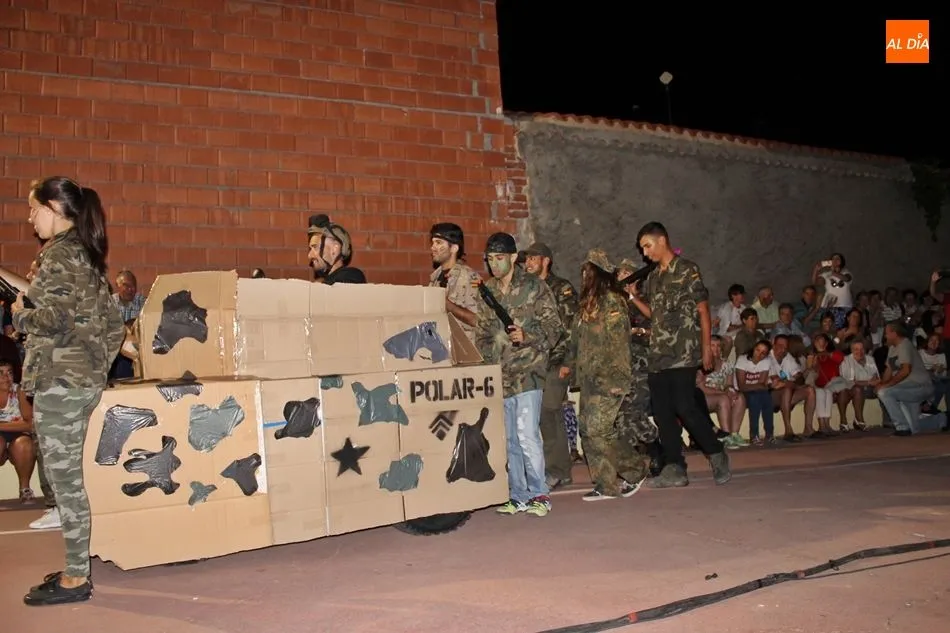 Foto 6 - Una singular tropa militar y los 13 globos infantiles, ganadores del concurso de disfraces de...