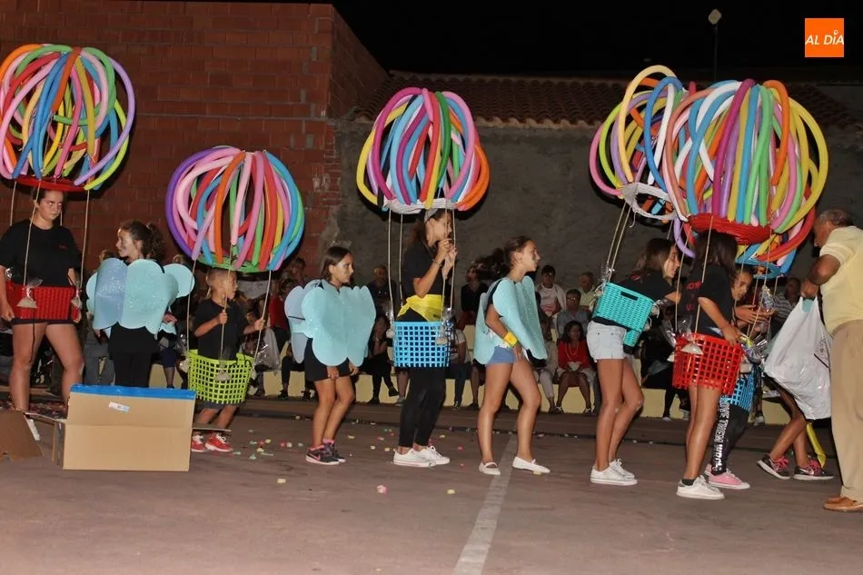 Foto 2 - Una singular tropa militar y los 13 globos infantiles, ganadores del concurso de disfraces de...