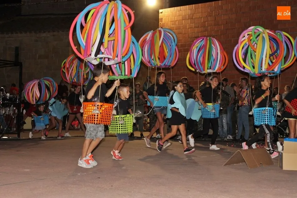 Foto 3 - Una singular tropa militar y los 13 globos infantiles, ganadores del concurso de disfraces de...