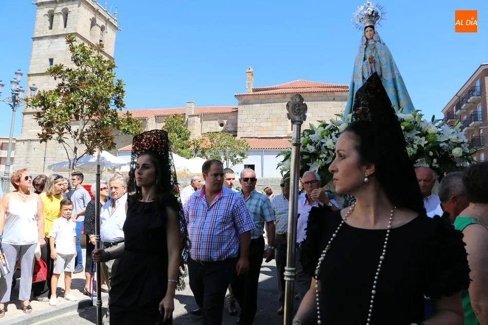 Las mayordomas guiaron a la Virgen del Socorro en la procesión de regreso a su ermita / CORRAL