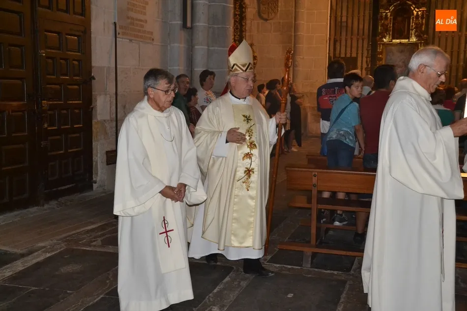 El Administrador Apostólico preside su primera Misa Estacional con la Catedral abarrotada  