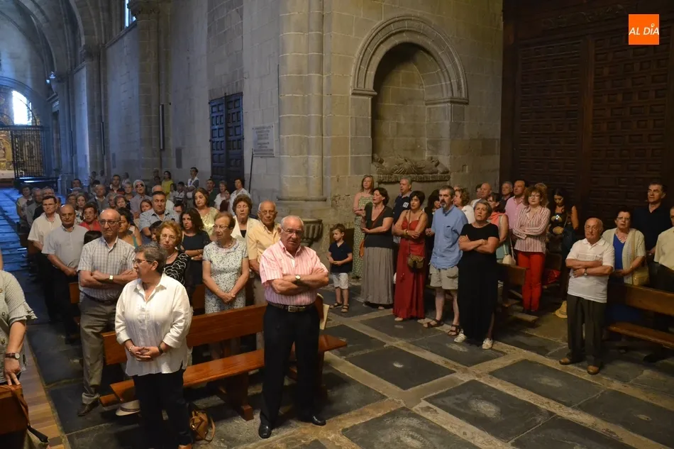 Foto 11 - El Administrador Apost&oacute;lico preside su primera Misa Estacional con la Catedral abarrotada  