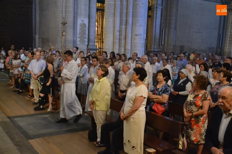 Foto 10 - El Administrador Apost&oacute;lico preside su primera Misa Estacional con la Catedral abarrotada  
