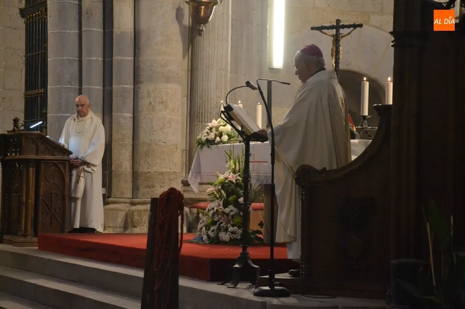 Foto 4 - El Administrador Apost&oacute;lico preside su primera Misa Estacional con la Catedral abarrotada  