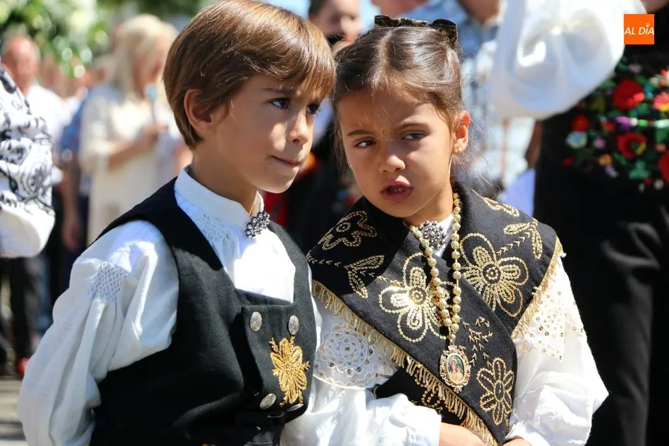 Foto 11 - Bel&eacute;n y Vanessa S&aacute;nchez Moro gu&iacute;an a la Virgen del Socorro hasta su ermita en Vitigudino  