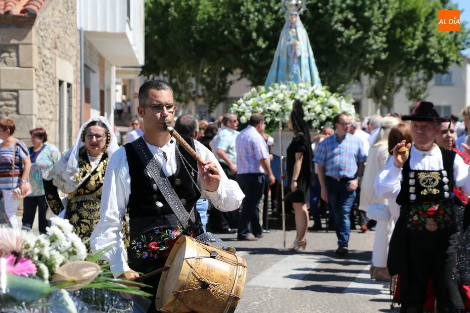 Foto 10 - Bel&eacute;n y Vanessa S&aacute;nchez Moro gu&iacute;an a la Virgen del Socorro hasta su ermita en Vitigudino  