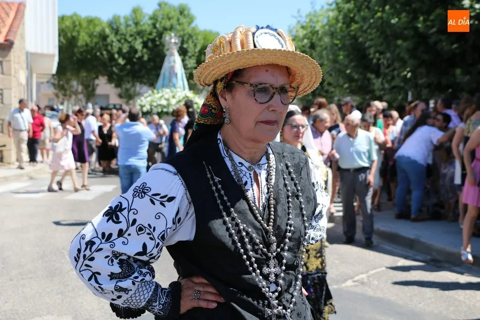 Foto 9 - Bel&eacute;n y Vanessa S&aacute;nchez Moro gu&iacute;an a la Virgen del Socorro hasta su ermita en Vitigudino  