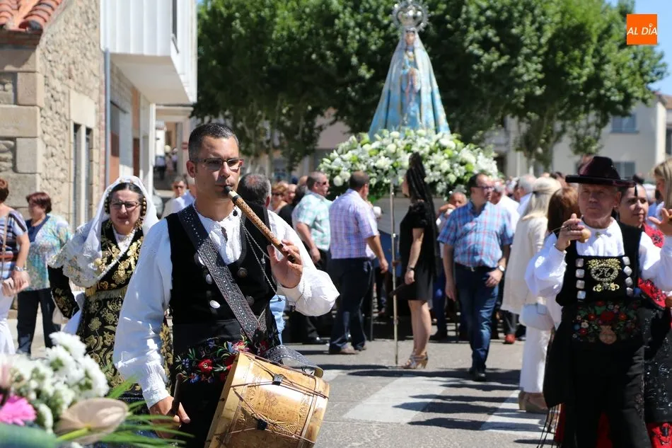 Foto 8 - Bel&eacute;n y Vanessa S&aacute;nchez Moro gu&iacute;an a la Virgen del Socorro hasta su ermita en Vitigudino  
