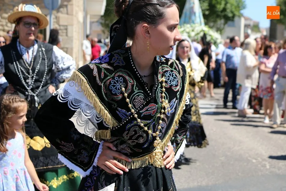 Foto 7 - Bel&eacute;n y Vanessa S&aacute;nchez Moro gu&iacute;an a la Virgen del Socorro hasta su ermita en Vitigudino  