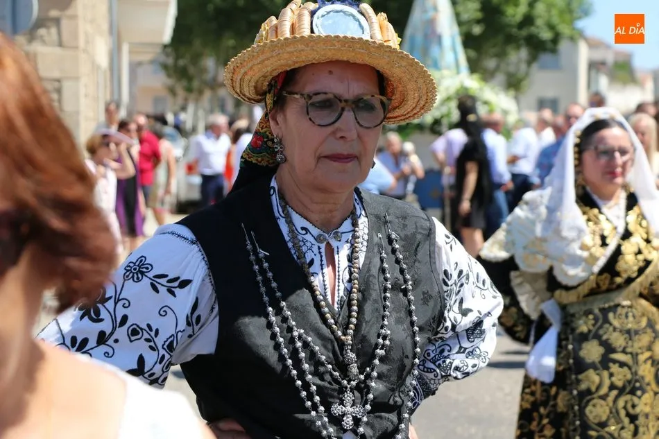 Foto 6 - Bel&eacute;n y Vanessa S&aacute;nchez Moro gu&iacute;an a la Virgen del Socorro hasta su ermita en Vitigudino  