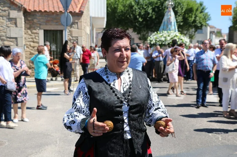 Foto 3 - Bel&eacute;n y Vanessa S&aacute;nchez Moro gu&iacute;an a la Virgen del Socorro hasta su ermita en Vitigudino  